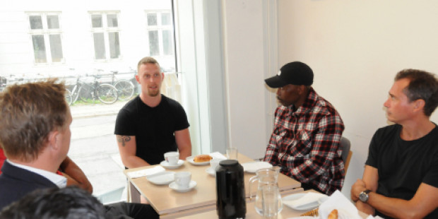 Politikere på besøg i Café Exit