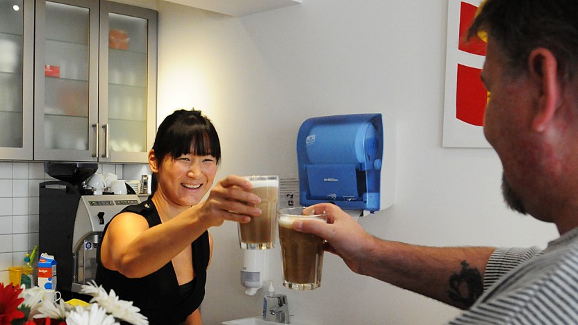 Borgmester serverer caffelatte i Café Exit